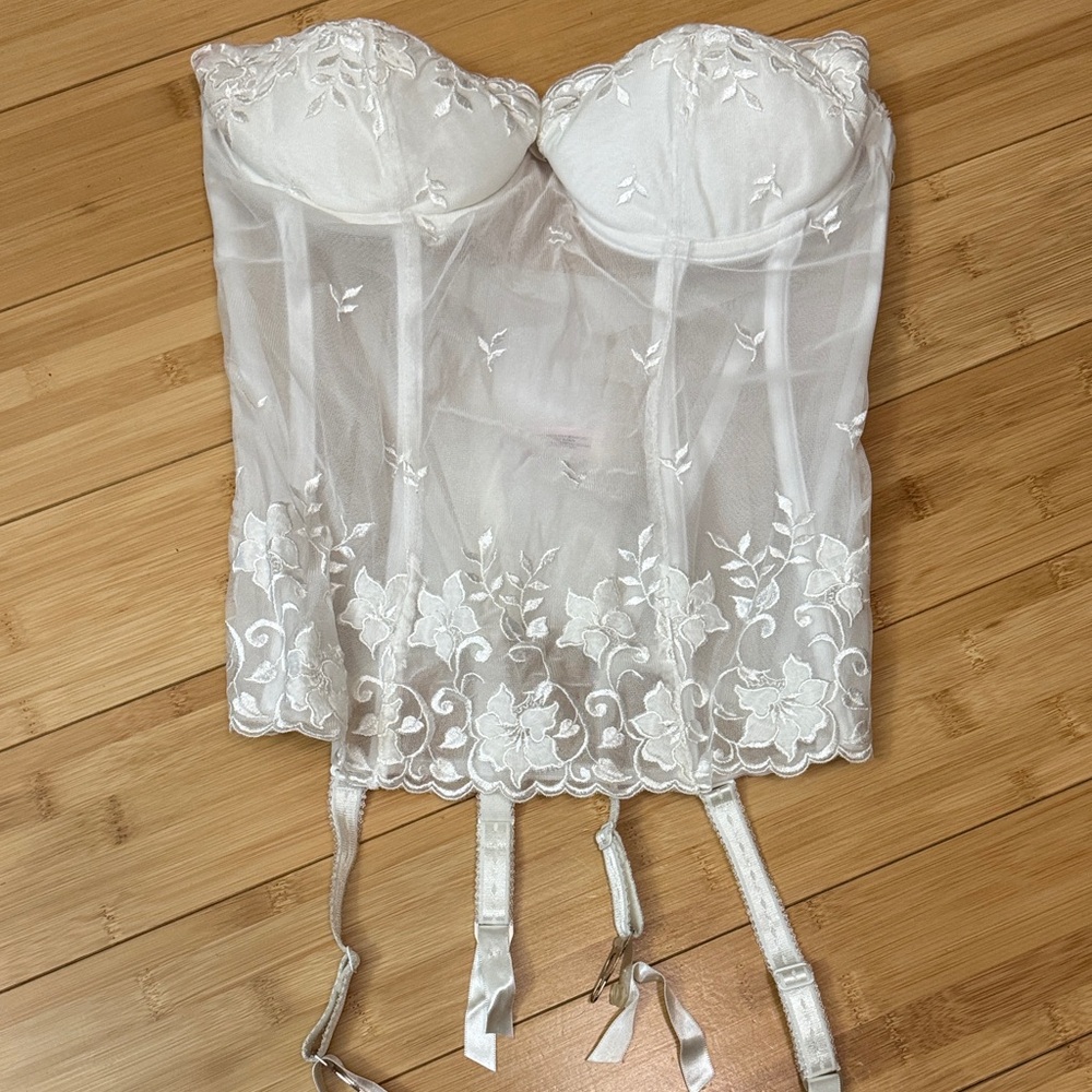 Victoria’s Secret White Lace Bustier 36C